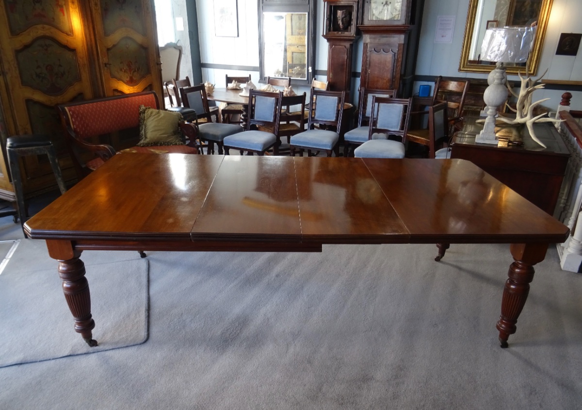 A Large Victorian Extending Wind out Walnut Dining Table (19).JPG
